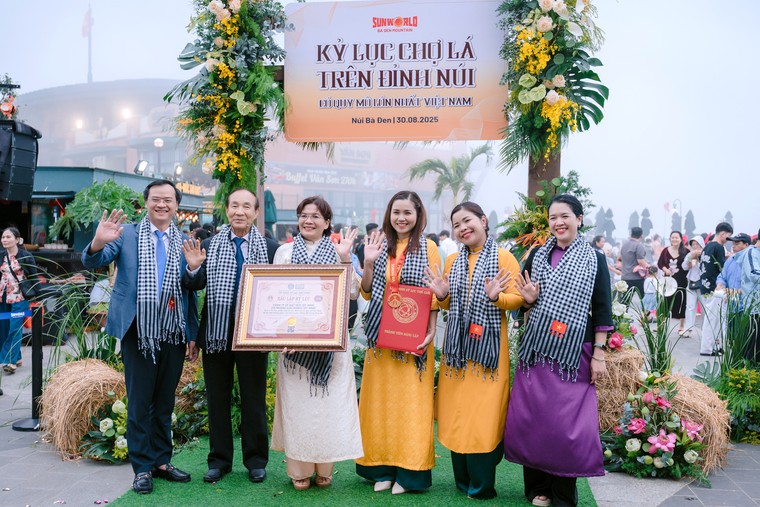 Du khách hào hứng tham dự chợ lá kỷ lục và triển lãm lịch sử tại núi Bà Đen, Tây Ninh ảnh 1