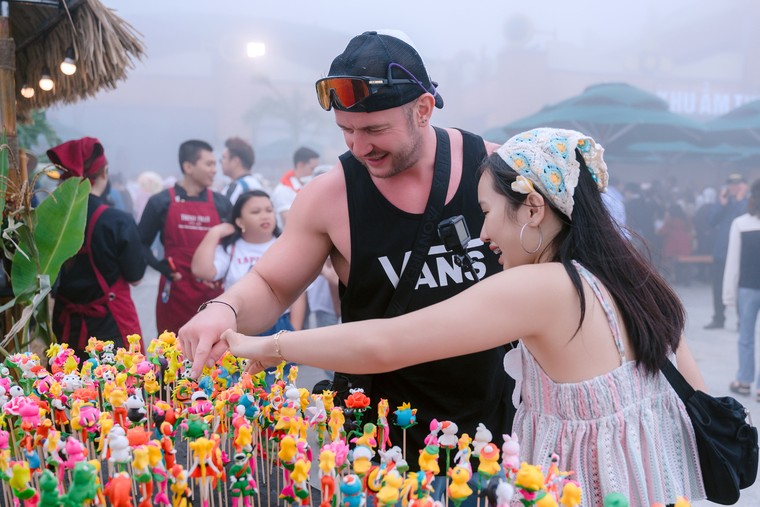 Du khách hào hứng tham dự chợ lá kỷ lục và triển lãm lịch sử tại núi Bà Đen, Tây Ninh ảnh 12