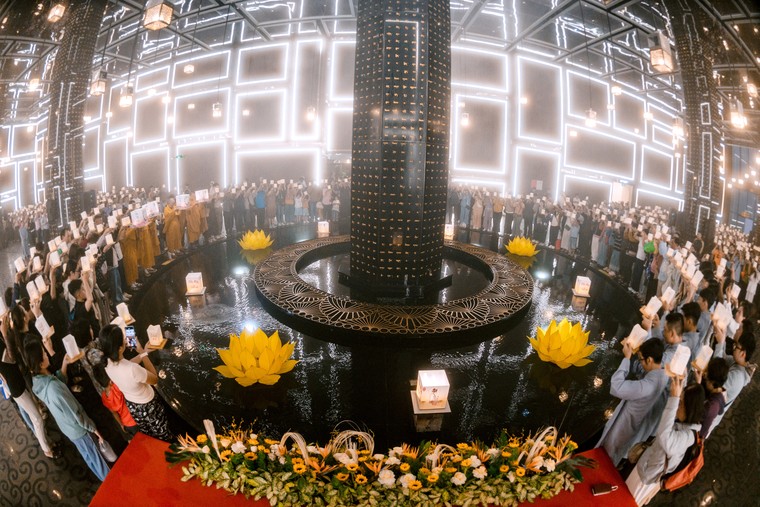 Du khách hào hứng tham dự chợ lá kỷ lục và triển lãm lịch sử tại núi Bà Đen, Tây Ninh ảnh 6