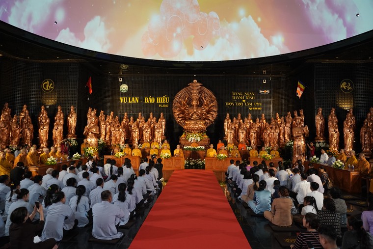 Du khách hào hứng tham dự chợ lá kỷ lục và triển lãm lịch sử tại núi Bà Đen, Tây Ninh ảnh 11