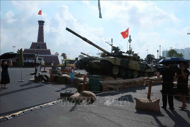 Đông đảo người dân tham quan Triển lãm "80 năm Độc lập – Tự do – Hạnh phúc" ảnh 5