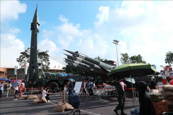 Đông đảo người dân tham quan Triển lãm "80 năm Độc lập – Tự do – Hạnh phúc" ảnh 6