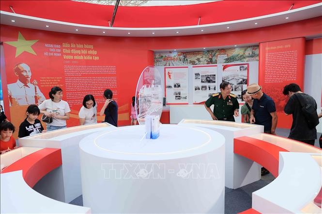 Đông đảo người dân tham quan Triển lãm "80 năm Độc lập – Tự do – Hạnh phúc" ảnh 1