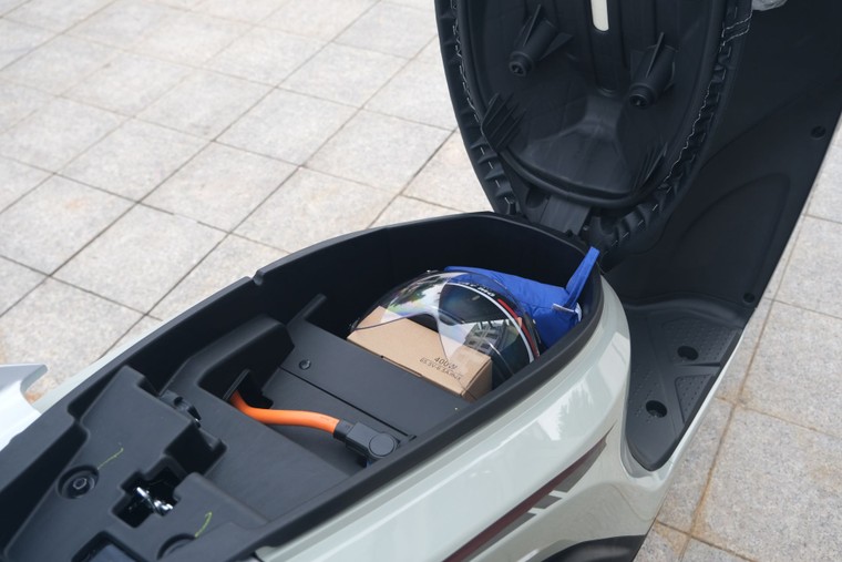 Sức hút khó cưỡng của VinFast Feliz: Giá tốt hiếm có, tầm vận hành 262 km, thiết kế 2 pin độc đáo ảnh 2