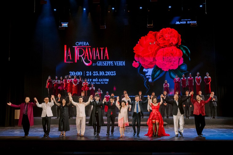 Khán giả Hà Nội đắm chìm trong bản tình ca bi tráng La Traviata ảnh 9