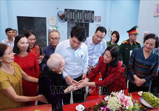 Chủ tịch nước Lương Cường thăm hỏi bà con vùng lũ xã Gò Nổi, Đà Nẵng ảnh 4