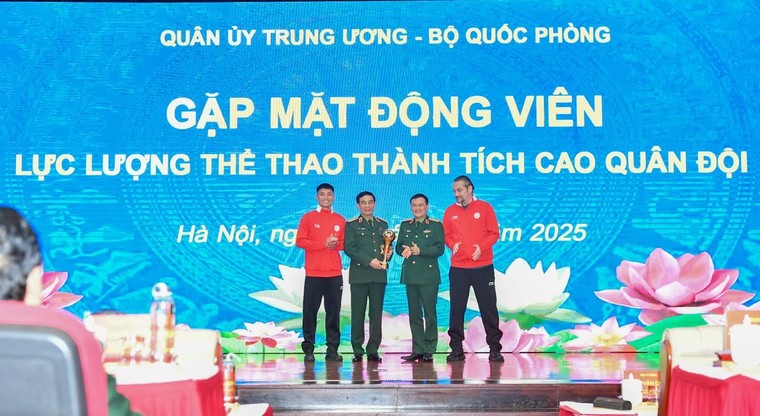 Đại tướng Phan Văn Giang gặp mặt, động viên CLB Thể Công - Viettel ảnh 2