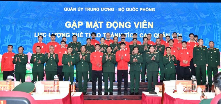 Đại tướng Phan Văn Giang gặp mặt, động viên CLB Thể Công - Viettel ảnh 1