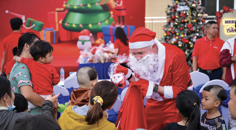 Prudential trao 2.600 phần quà Giáng Sinh cho bệnh nhi tại TP.HCM và Hà Nội ảnh 1