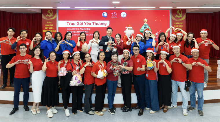 Prudential trao 2.600 phần quà Giáng Sinh cho bệnh nhi tại TP.HCM và Hà Nội ảnh 2