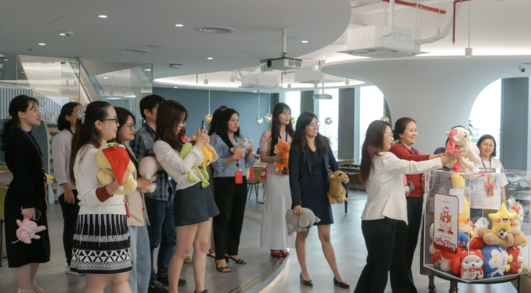 Prudential trao 2.600 phần quà Giáng Sinh cho bệnh nhi tại TP.HCM và Hà Nội ảnh 3