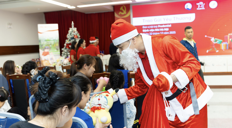 Prudential trao 2.600 phần quà Giáng Sinh cho bệnh nhi tại TP.HCM và Hà Nội ảnh 4
