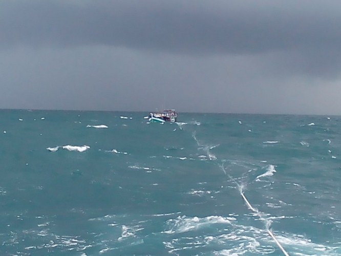 Cứu nạn 03 ngư dân và tàu cá gặp nạn do áp thấp nhiệt đới ảnh 1