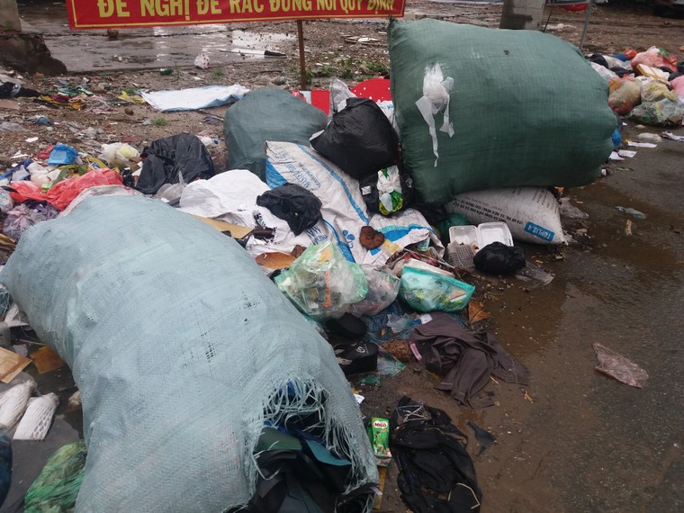 Khu vực cấm đổ rác lại trở thành bãi rác ảnh 2