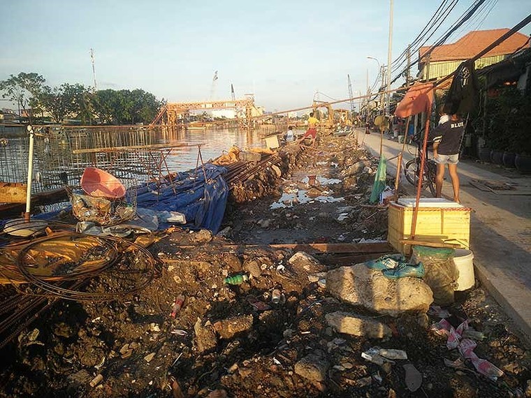 Nhà dân dầm mình trong nước bẩn, bùn non ảnh 1