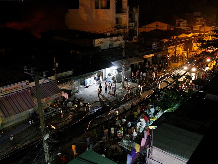 Biển lửa bao trùm nhiều giờ xưởng mút ở Sài Gòn ảnh 1