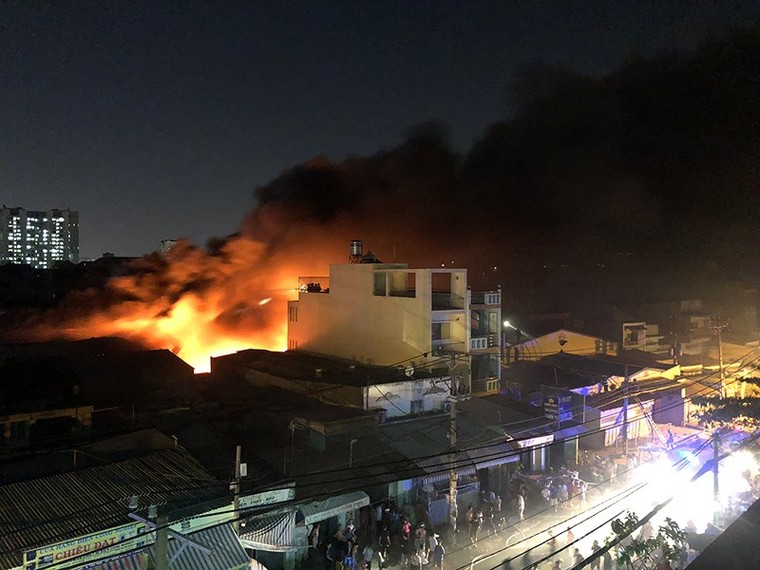 Biển lửa bao trùm nhiều giờ xưởng mút ở Sài Gòn ảnh 2