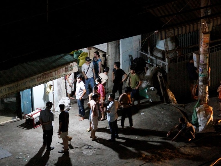 Biển lửa bao trùm nhiều giờ xưởng mút ở Sài Gòn ảnh 4