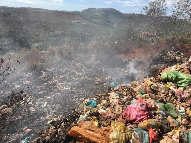 Đắk Nông: Người dân khốn khổ vì bãi rác 'đốt lộ thiên' nằm sát khu di tích quốc gia ảnh 1