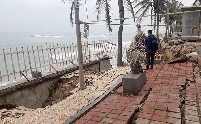 Bãi biển Đà Nẵng bị sạt lở nghiêm trọng ảnh 3