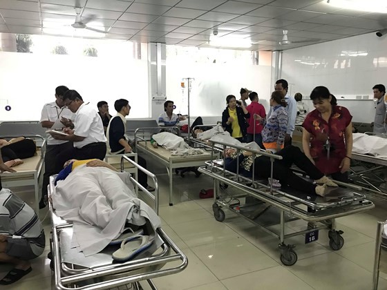 Hàng trăm công nhân ở Bình Dương nhập viện sau bữa ăn trưa ảnh 1