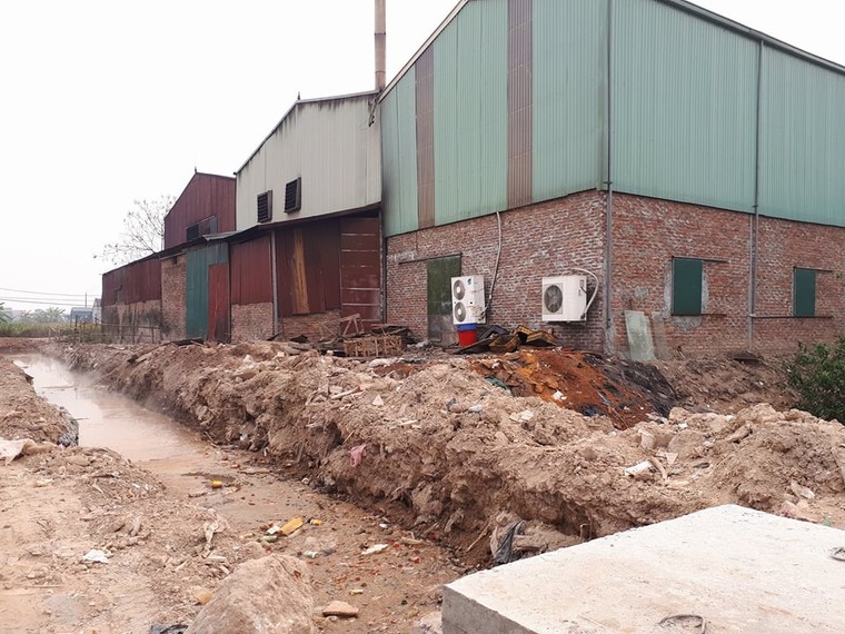 Nước thải bốc mùi hôi, nổi váng gần cơ sở sản xuất của công ty Tân Tiến Phát ảnh 1