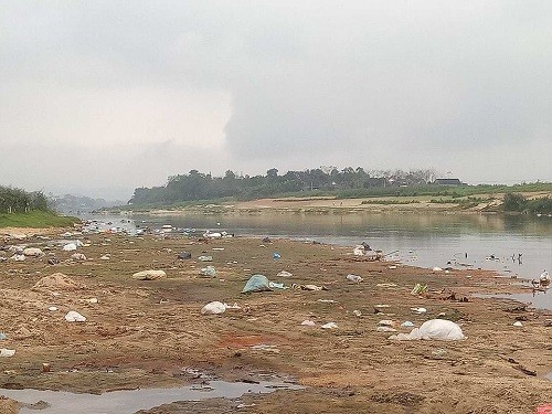 Rác thải 'bức tử' sông Ngàn Phố sau Tết Nguyên đán ảnh 3