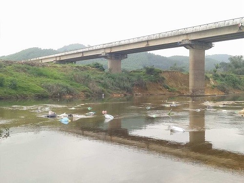 Rác thải 'bức tử' sông Ngàn Phố sau Tết Nguyên đán ảnh 4