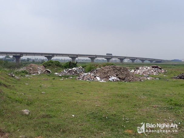 Người dân bị hành hạ bởi rác thải tràn ngập đường 8B ảnh 1