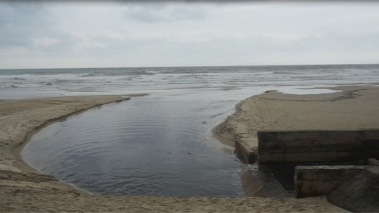 Nước biển Mỹ Khê đen ngòm, bốc mùi hôi sau trận mưa lớn ảnh 1