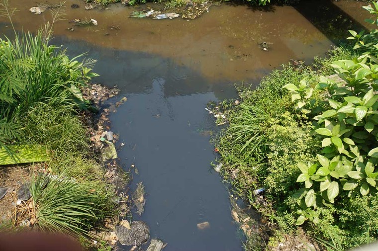 Kênh thoát nước kín rác, sân bay Tân Sơn Nhất có nguy cơ ngập vào mùa mưa ảnh 5