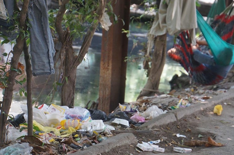 Kênh thoát nước kín rác, sân bay Tân Sơn Nhất có nguy cơ ngập vào mùa mưa ảnh 6