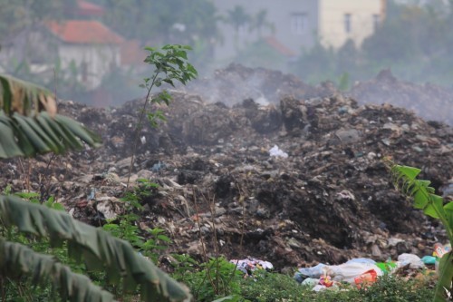 Vĩnh Phúc: Dân kêu trời vì bãi rác gây ô nhiễm, chính quyền loay hoay tìm cách giải quyết ảnh 2