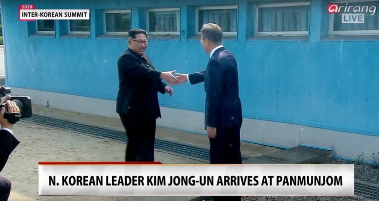 Hai lãnh đạo Triều Tiên - Hàn Quốc dắt tay nhau qua biên giới ảnh 5