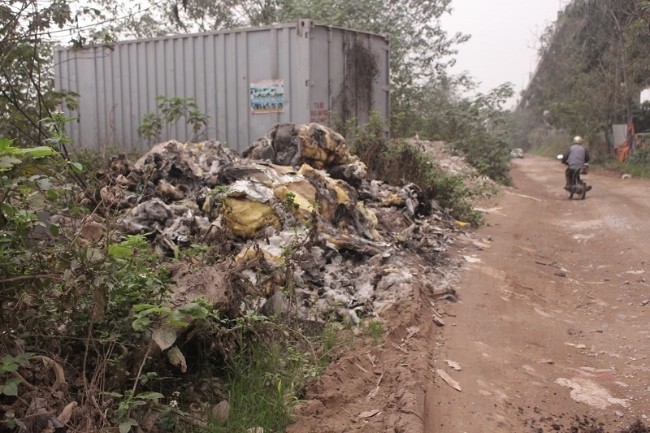 Cầu Thăng Long bị ‘bức tử’ vì rác thải ảnh 2