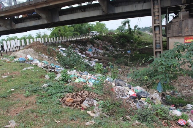 Cầu Thăng Long bị ‘bức tử’ vì rác thải ảnh 4