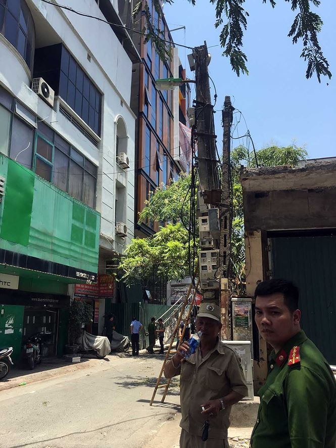 Sốc: Bị thương nặng khi ngồi uống trà đá ở vỉa hè ảnh 2