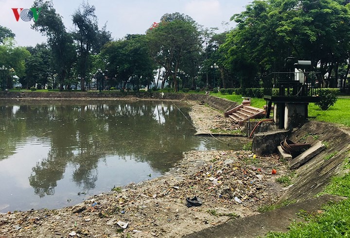 Sau mưa lớn, hồ Công viên Thống Nhất ngập rác thải ảnh 1