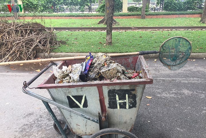 Sau mưa lớn, hồ Công viên Thống Nhất ngập rác thải ảnh 6