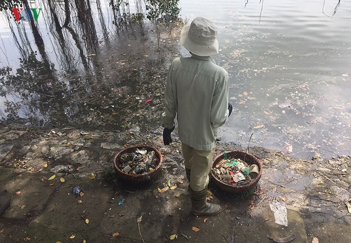 Sau mưa lớn, hồ Công viên Thống Nhất ngập rác thải ảnh 8