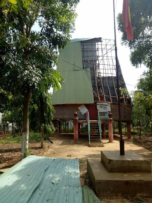 Mưa đá, lốc xoáy làm 48 nhà dân, nhà rông và trường học bị tốc mái ảnh 1