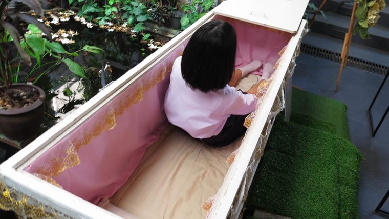 Trải nghiệm về cái chết trong tiệm cà phê quan tài độc nhất vô nhị ảnh 4