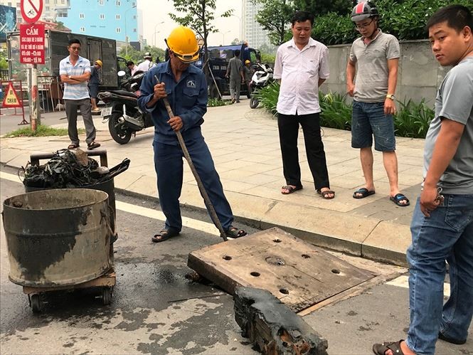 Nhiều 'dị vật khủng' dưới cống thoát nước ở rốn ngập Sài Gòn ảnh 1