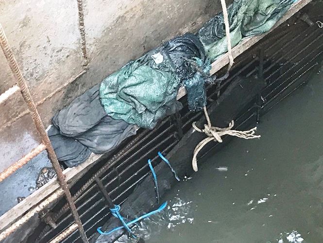 Nhiều 'dị vật khủng' dưới cống thoát nước ở rốn ngập Sài Gòn ảnh 2