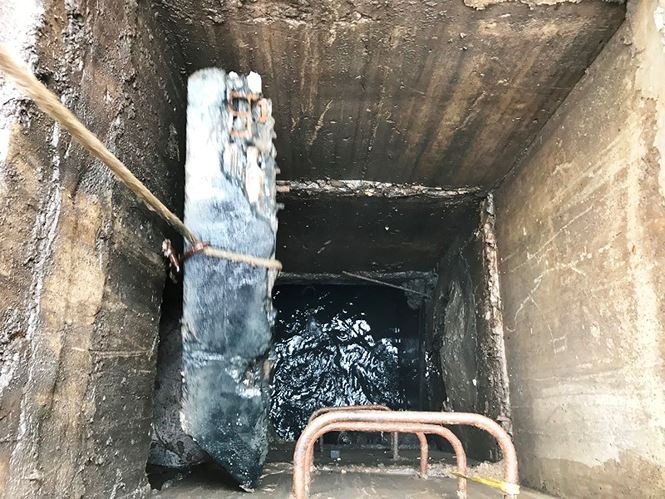 Nhiều 'dị vật khủng' dưới cống thoát nước ở rốn ngập Sài Gòn ảnh 3