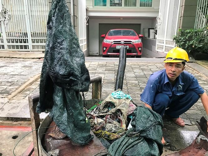 Nhiều 'dị vật khủng' dưới cống thoát nước ở rốn ngập Sài Gòn ảnh 4