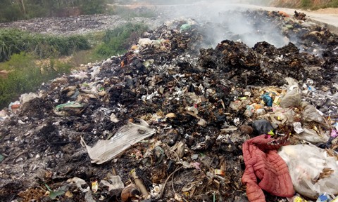 Bãi rác thải giữa lòng đô thị cháy ngun ngút suốt ngày đêm ảnh 1
