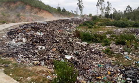 Bãi rác thải giữa lòng đô thị cháy ngun ngút suốt ngày đêm ảnh 3