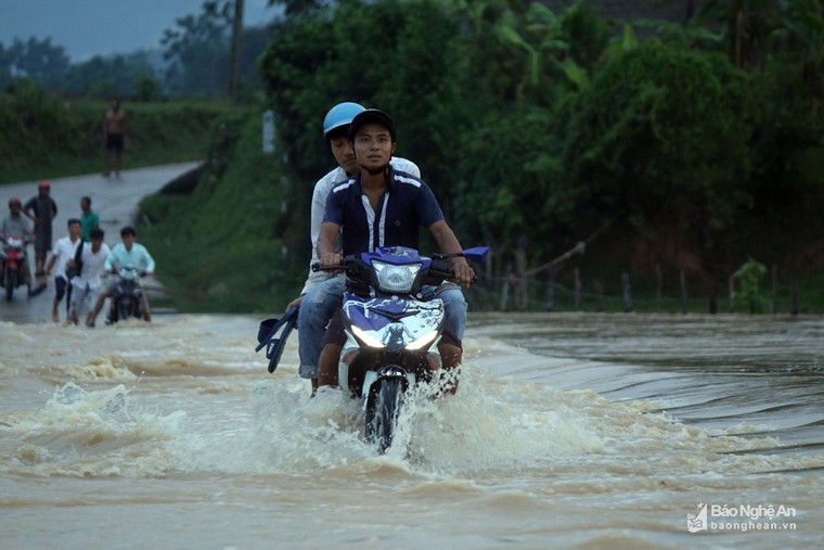 Bất chấp nguy hiểm, người dân vùng cao liều mình vượt lũ ảnh 1