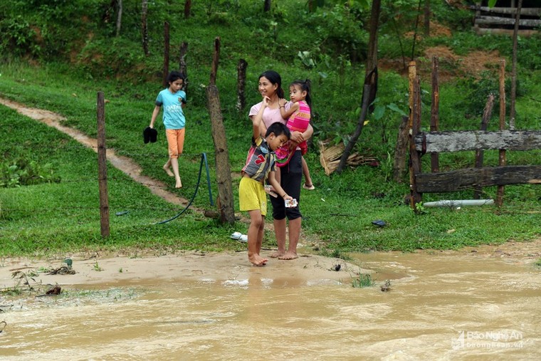 Bất chấp nguy hiểm, người dân vùng cao liều mình vượt lũ ảnh 3